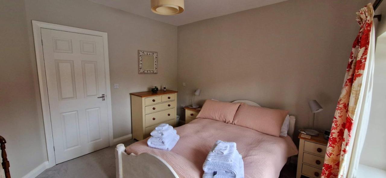 Quiet Residential Road, Short Walk To Hospital Apartment ดาร์บี ภายนอก รูปภาพ